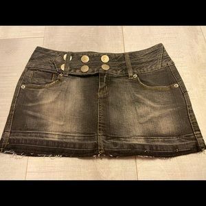 Denim fever! 🥵 short black denim mini- skirt